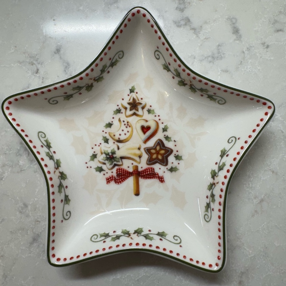 Villeroy & Boch Star-Shaped Christmas Dish - White, Red, Green